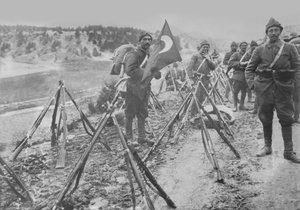 Colonna di fanteria turca a riposo, c.1914-15 da Turkish Photographer