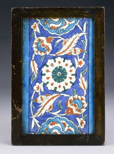 Una piastrella di bordo di Iznik, con un fiore centrale tra palmette e vite fogliosa, c.1570