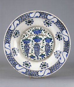 Un piatto di ceramica Iznik, con un medaglione centrale che raffigura tre grappoli d