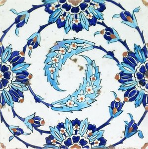 Piastrella di ceramica di Iznik, con un motivo floreale a spirale, inizio XVII secolo