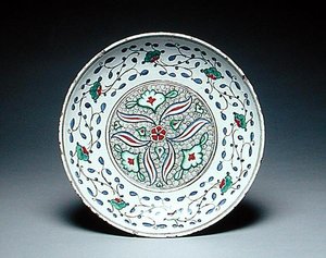 Piatto decorato con fiori stilizzati, Isnik, fine XVI secolo da Turkish School