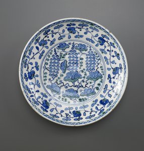 Piatto con disegno di uva, Iznik, dinastia ottomana