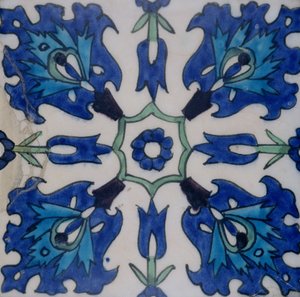 Piastrella di Isnik con disegno floreale
