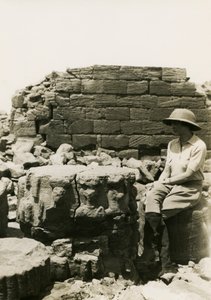 Base della colonna decorata con figure divine, Grande Recinto, Musawwarat es Sufra, Sudan, fotografia di Ugo Monneret de Villard da Ugo Monneret de Villard