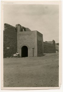 Porta orientale e torre del monastero di San Simeone, Assuan, Egitto, fotografia di Ugo Monneret de Villard