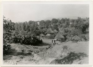 Villaggio etiope con case circolari dal tetto di paglia, Axum, Etiopia, fotografia di Ugo Monneret de Villard
