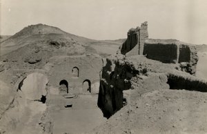 Grande torrione (qasr) del monastero di San Simeone, vista del passaggio prima dello scavo, Assuan, Egitto, fotografia di Ugo Monneret de Villard