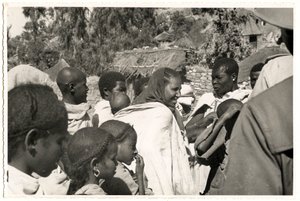 Uomini, donne e bambini ad Axum, Etiopia, fotografia di Ugo Monneret de Villard