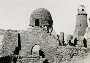 Minareto di al-Mashhad al-Bahari e rovine della moschea, vicino ad Assuan, Egitto, fotografia di Ugo Monneret de Villard