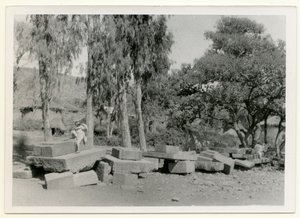 Resti di piattaforme di pietra, note anche come Troni del Re, Axum, Etiopia, fotografia di Ugo Monneret de Villard