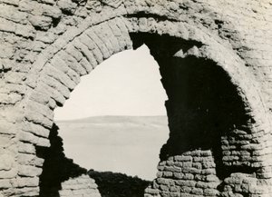 Rovine di una chiesa nel deserto, particolare del pennacchio della cupola, Adindan, Egitto, fotografia di Ugo Monneret de Villard