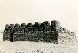 Rovine di una chiesa vicino al fiume Nilo, Adendan, Egitto, fotografia di Ugo Monneret de Villard