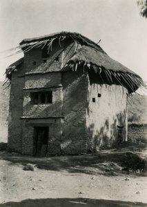 Capanna quadrata con tetto di paglia, Axum, Etiopia, fotografia di Ugo Monneret de Villard