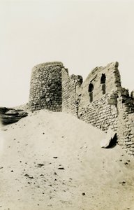 Torre del monastero di San Simeone, Assuan, Egitto, fotografia di Ugo Monneret de Villard