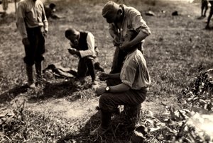 Prigionieri austriaci durante la Prima Guerra Mondiale a Bagnaria Arsa, Udine, Italia; in primo piano un soldato rade un compagno, 02/04/1916 da Ugo Ojetti