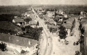 Scatto panoramico della città di Romans, preso dal campanile della chiesa durante la Prima Guerra Mondiale da Ugo Ojetti