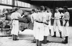 Esercitazione con cannone da 6 pollici, stabilimento di addestramento della Royal Navy, Shotley, Suffolk