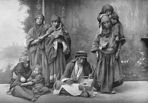 Un musicista beduino e il suo pubblico, 1902 da Unbekannt