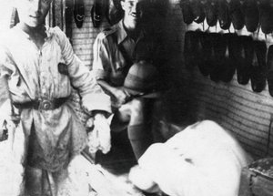 Un ufficiale britannico in un negozio di scarpe, Baghdad, Mesopotamia, Prima Guerra Mondiale da Unbekannt