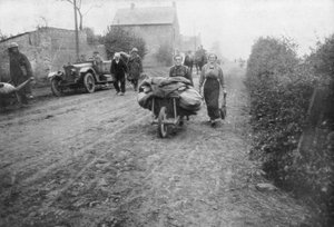 Un soldato britannico aiuta una donna a tornare al suo villaggio, Francia, 1918 da Unbekannt
