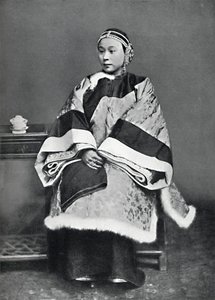 Una signora cinese di alto rango in costume completo, 1902 da Unbekannt