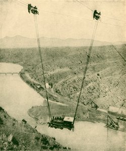 Un motore di un appaltatore che viene trasportato attraverso un canyon, Rio Grande, New Mexico da Unbekannt