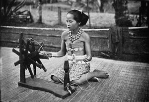 Una ragazza Dayak al suo filatoio, 1902 da Unbekannt