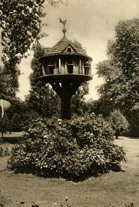 Un colombaio - nel giardino della Marchesa Vedova di Bute, St. Johns Lodge, Regents Park, 1920 da Unbekannt