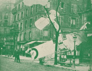 Un aeroplano francese scende in una strada di Parigi, c1917 1919 da Unbekannt