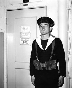 Una sentinella francese fuori dalla sala operativa della portaerei La Fayette, 1951 da Unbekannt
