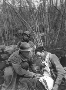 Le ferite di un soldato francese vengono curate, Prima Guerra Mondiale, Francia da Unbekannt