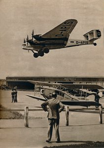 Un aereo di linea Junkers tedesco arriva all