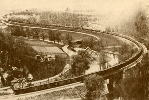 Un gigantesco treno merci di cinquantaquattro vagoni trainato da una locomotiva, Chicago e North West Railway, 193