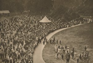 Uno scorcio di una delle feste annuali nel giardino reale tra i prati alberati di Buckingham Palace da Unbekannt