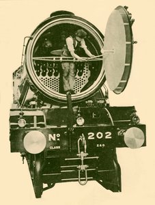 Una locomotiva mista della London and North Eastern con la cassa del fumo aperta, c1930 da Unbekannt