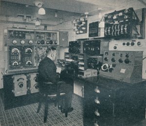 Un operatore radio Marconi che riceve messaggi wireless mentre l