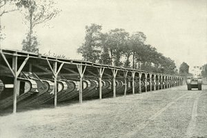 Un parco di carri armati britannici appena dietro la linea del fronte, 1919 da Unbekannt
