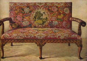 Un divano Queen Anne rivestito in Petit Point da Unbekannt