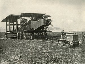 Un piccolo trattore motorizzato che posiziona una grande macchina da bombardamento della R.A.F., 1919 da Unbekannt