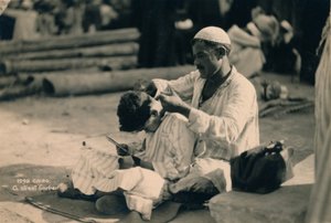 Un barbiere di strada, Il Cairo, Egitto, 1936 da Unbekannt