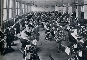 Vista della più grande batteria di macchine da composizione del mondo, 1916 da Unbekannt