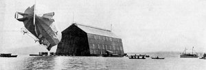 Un dirigibile entra nel suo hangar galleggiante, c1900, c1920 da Unbekannt