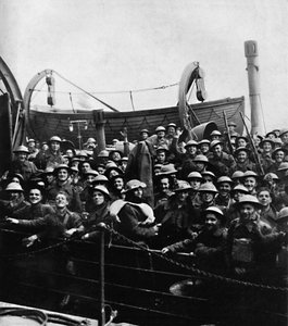 Una barca di soldati salvati da Dunkerque, 1940, 1945 da Unbekannt