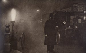 Un poliziotto che dirige il traffico nella nebbia, Londra, c1910s-c1920s da Unbekannt