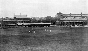 Una partita di cricket in corso al Lords cricket ground, Londra da Unbekannt