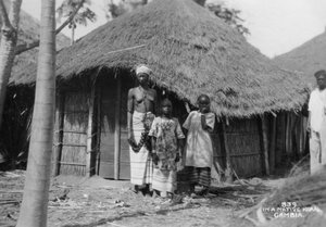 Una famiglia davanti alla loro casa, Gambia, 20° secolo