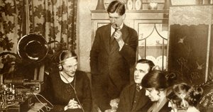 Una famiglia ascolta i risultati delle elezioni generali del 1923