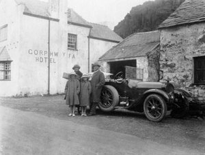 Una famiglia accanto alla loro auto, Hotel Gorphwysfa, Galles del Nord, c1920s-c1930s da Unbekannt