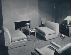 Un gruppo accanto al caminetto in un soggiorno progettato da Russel Wright, 1935