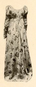 Un abito di chintz lucido color buff, indossato da Madame Chevalier, c1795, 1937 da Unbekannt